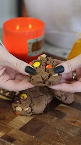 One of our favorite fall cookie recipes 😋 Comment “link” or “recipe” for full printable recipe Facebook click here: https://www.homemadefoodjunkie.com/reeses-pieces-cookies/ ✨INGREDIENTS ✨ * 2 sticks butter, melted * 2 tsp. vanilla * 2 large eggs * 1 Cup white sugar * 1 1/2 Cups brown sugar * 3 Cups flour * 1 Cup creamy peanut butter * 2 tsp. baking soda * 1/2 tsp. salt * 1 Cup Reese’s pieces * 1 Cup Reese’s peanut butter baking chips * 1/2 Cup cocoa powder #fallbaking #cookies #falltreats #eas