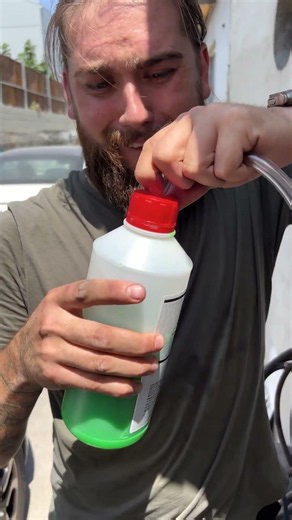 The Gravity-Defying Liquid Trick That Will Leave You Speechless! 🤯💧