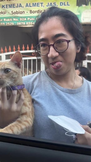 Alex dan mbak nya lg ngaca