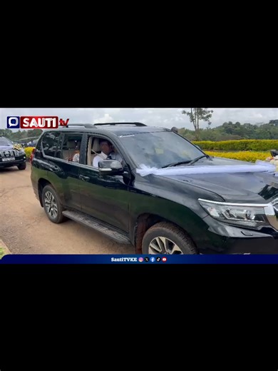 Dr. Princess' Stunning Vintage Car Entrance at Her Wedding