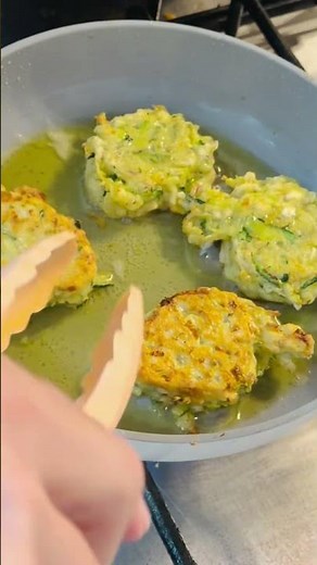 Kolokithokeftedes- Greek Zucchini Fritters