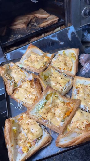 Gaurav Tomar on Instagram: "Deewane hai log is patties ke 😍 and iska taste wakai mai lajawab toh tha xD Tag a friend jiske saath aap ye try krna chahoge 😍 . “Agra ka student hub boliye ya street food heaven – Ravi Patties & Mocktails ka naam har foodie ke list mein top par hai. Aur unki sabse zyada demand mein hai – **Deluxe Patties**. Yeh sirf ek snack nahi, yeh ek emotion hai! Bahar se crispy, andar se cheesy – ek bite lo aur samajh jao ki yeh kyu Agra ke **best patties** mein 