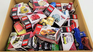 Tomica Cars are all over the cardboard box☆Let's put miniature cars in the box with the same picture | Kids Toy TV