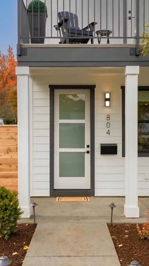 🏡 The Oswego Cottages are here! ✨ Located in Lake Oswego’s Historic First Addition, this is the first-ever Cottage Cluster to hit the market! 8 free-standing, condo-alternative homes—each offering 2 beds, 2.1 baths, and their own parking space. 804 3rd ST | $899,000 2 bd | 2 ba | 1 ha ba | 998 sqft #DreamHome #LakeOswegoLiving #harnishproperties #harnishcompanyrealtors #harnishcompany #oswegolakelife #lakeoswegooregon #lakeoswegorealestate #lakeoswegoliving #lakeoswegorealtor #homes #milliondol