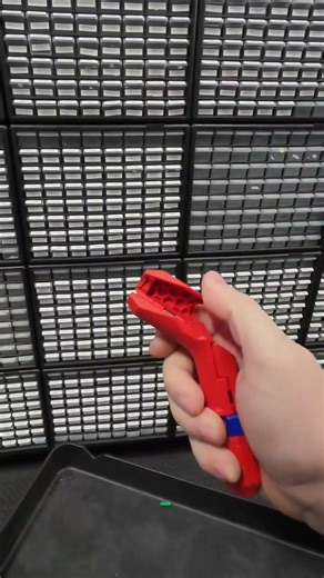 Fast and precise stripping and jacket removal for all common METRIC round cable, data cable and coax