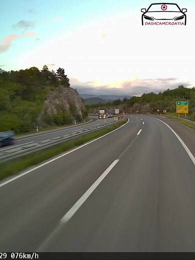 Što mislite da li je kamion trebao usporiti? #dashcamcroatia #dashcam #blackvue #caughtonblackvue #baddriver @BlackVue