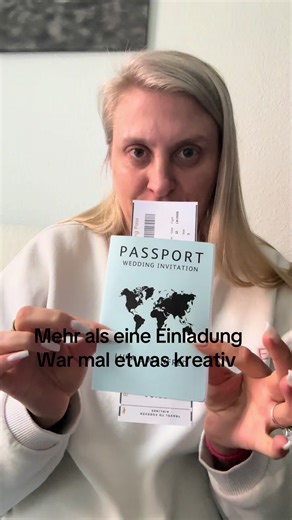 Interaktive Einladung 😂🙈 was mach ich wohl beruflich? #weddinginvitation #bride2026 #weddingpassport #weddingtok #diybride