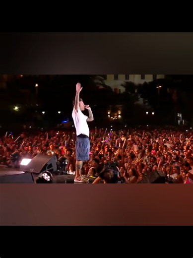 Fedez canta vorrei ma non posto al concerto di Radio Italia a Palermo, ed è subito 2017 vibes😍 @fedez #fedez #vorreimanonposto #perte #canzoniitaliane
