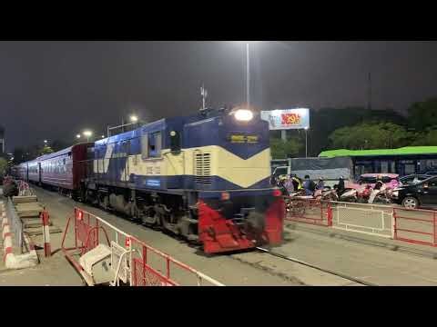 Đoàn tàu siêu sang SE61 SJourney qua chắn Kim Liên trên hành trình vào nam