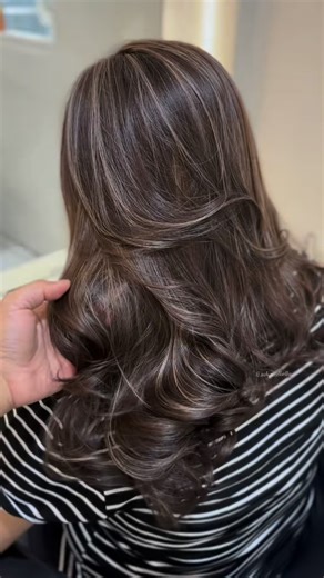 DELLA SALON on Instagram: "Gradasi warna rambut yang cantik membuat rambut terlihat lebih berdimensi dan bervolume. warna rambut coklat sedang dipadukan dengah highlight memberikan mesan alami,cerah,dan cocok di semua kulit. . #hair #hairideas #haircut #haircolor #salon"