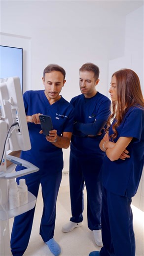 💉 Granuloma da filler o cisti? Non sempre è facile distinguere ad occhio nudo. Una visita accurata con ecografo diventa fondamentale: solo con questo strumento possiamo distinguere correttamente tra cisti, lipomi o in casi rari come su questa paziente, granulomi post-filler. ✅ In Meldes utilizziamo strumenti ecografici avanzati per identificare con precisione la natura del materiale sottocutaneo, evitando trattamenti inutili o dannosi per i nostri pazienti. 📍Meldes – Centro Medico | Milano 📞 