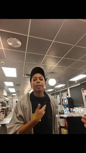 This wat happen before I got there…I litterally walked into this 5 mins agter he left an i almost popped this heaux mannnn this wat the cook delt with resulting into him leaving 💁🏿 a damn drunk unprofessional big eyeyed teistef mouth crackhead @highlight | Kimberly Jenkins