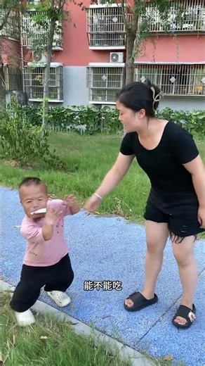 The dwarf gets knocked down, yet the other person acts unexpectedly! #funny #comedy