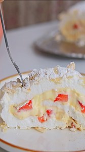 BEZE SA JAGODAMA Sastojci za koru: 5 bjelanjaka 180 g šećera 10 g kukuruznog skroba ili gustina 1 kašika sirćeta 80 g listića badema Sastojci za fil: 5 žumanjaka 120 g šećera 250 ml vrhnja za šlag oko 450 g jagoda Priprema Pripremite 5 jaja i odvojite bjelanjke od žumanjaka. Mutite pjenasto bjelanjke i kada su umućeni do pola počnite dodavati šećer kašiku po kašiku. Mutite dok ne dobijete potpuno čvrstu i stabilnu masu. Pred kraj mućenja dodajte 1 kašiku sirćeta i mutite još 1 minutu. Dodajte i 