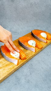 1M views · 5.4K reactions | ¡El secreto que esconden los chefs! ¡Aquí te explicamos cómo hacer el salmón más delicioso! Ingredientes: salmón: 900 g crema de queso: 300 g perejil: 15 g mantequilla: 50 g aceite: 20 ml A FUEGO MEDIO: 3 MIN A FUEGO MEDIO: 3 MIN cebolla: 3 pza champiñones: 250 g ajo: 5 g pimiento rojo: 1 pza espinacas: 120 g nata para cocinar: 200 g sal: 7 g pimienta negra: 3 g limón: 1 pza | Gustoso.tv | Facebook