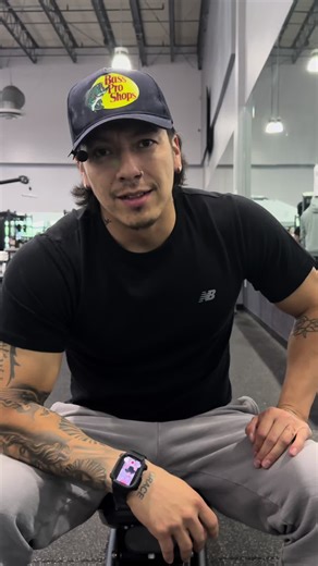 Stop rushing your rest… you’re not working harder, you’re just working wrong. Everyone wants to feel tired… sweaty… out of breath… like that means progress. But here’s the truth nobody wants to hear: If you’re cutting your rest short… you’re cutting your results short too. Less rest = less strength Less strength = weaker sets Weaker sets = less muscle, slower fat loss You don’t grow when you’re exhausted… you grow when you can actually PERFORM. So if your goal is to build muscle, burn fat, and a