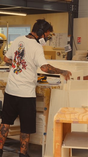 Simple Vans on Instagram: "Dreaming of converting your van… but worried you’re “not handy enough”? 👨🏻‍🔧 Good news: Simple Vans was made exactly for you 🤩 ✅ Ultra-easy assembly : our furniture kits build like a construction game, no DIY skills needed. ✅ Featherweight design : made from locally sourced French poplar (within 330 km). ✅ Made in France : crafted in our workshop in Les Landes, from first sketch to final packaging. ✅ CNC precision : millimetre-perfect cuts for a clean, flawless fin