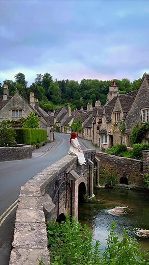 The prettiest village in England ✨📖🌿 📍 Castle Combe, United Kingdom 🇬🇧 #travelblogger #cotswolds #castlecombe #wiltshire #cotswoldslife #discovercotswolds #thecotswolds #englishvillage #villagelife #cottages #cottagelife #escapetothecountry #englishcountryside #britishcountryside #scenicbritain #cottagecore #cottagecoreaesthetic #darkacademia #lovegreatbritain #visitbritain #americanabroad #travelguide #uktravelguide #prettiestvillages #beautifulengland #visitengland #visituk where to go in