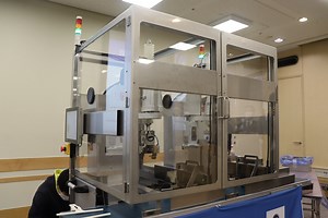 ひじきをつかんで容器に供給、総菜盛り付けロボットで食品工場の自動化を推進