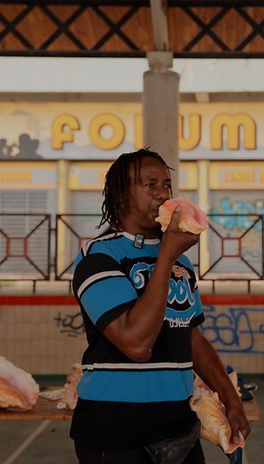 Rencontre avec Darius, qui fabrique la conque de lambi 🐚 La conque de lambi, un trésor des Caraïbes, entre histoire et culture. 📸 @bosselaok | Les Îles de Guadeloupe