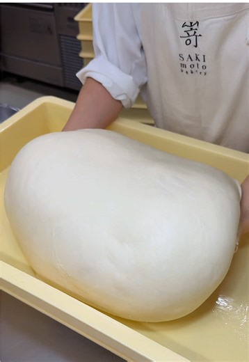 北海道牛乳を使って食パン生地を作ります🍞 嵜本ベーカリーのミルクバター食パンは、厳選した北米産小麦粉をブレンドして使用し、中種製法を採用しています。湯種製法も併せて取り入れることで、焼きたての日はもちろん、次の日もしっとりふわふわ食感でおすすめです😊 また、はちみつや北海道産の乳製品、バターを使用しており、ミルクのコクや優しい甘さも特長です🐮 We make our bread dough using Hokkaido milk. 🍞 Sakimoto Bakery's Milk Butter Bread is made with a blend of carefully selected North American wheat flour and a soft dough method. By incorporating the Yudane method, we ensure a moist and fluffy texture that's perfect not only on the day it's baked, but also the next day. 😊
