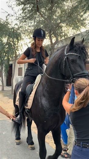 VERONA on Instagram: "Oh mein Gott… nach 15 Jahren habe ich meine Reitbox 🐎 wieder geöffnet 🫣😄 Dank meiner Freundin @inaaogo stand ich plötzlich auf einem wunderschönen Reithof @elitesporthorses_uae . Es war aber nicht ohne, auch wenn es so in viel Spaß gemacht – und alles ist gut gegangenes. Jetzt stehe ich vor der großen Frage??? Fang ich wieder an zu reiten oder nicht? Ich muss mir das gut überlegen was meint ihr? 🐴🤍 #reiten #pferdeliebe #nach15jahren #angstundmut #lebenfühlen neuanfang