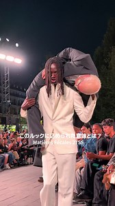 人を担いでランウェイを歩くモデル。「マティエール フェカール（Matières Fécales）」が2027年春夏コレクションを発表。「THE NINETY NINE PERCENT」と題した今季は、社会から周縁化された人々に焦点を当て、格差や権力構造に対するメッセージを込めた。 #matieresfecales #pfw #fashionshow
