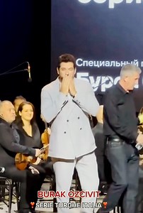 Burak Ozcivit fa ridere il pubblico sul palco insieme all’orchestra | Serie Turche Italia