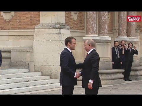 Emmanuel Macron reçoit en Vladimir Poutine à Versailles : la poignée de main
