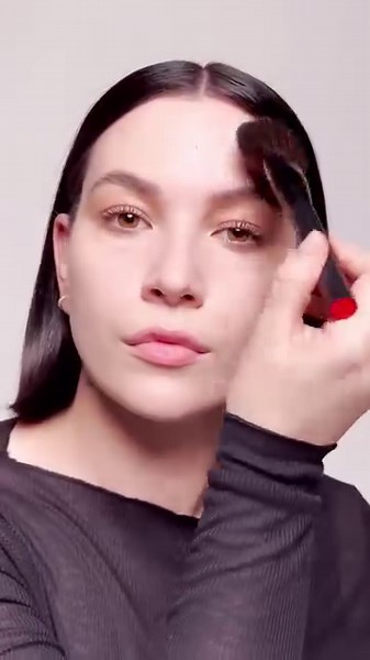 The finishing touch. 🖤 Light Reflecting Setting Powder locks makeup in place all day while optically fading fine lines, wrinkles, and pores. https://bit.ly/3IYf1y4 | NARS Cosmetics