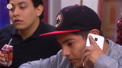 29K views · 346 reactions | ¡QUÉÉÉÉ! Joel llegó al hotel Cielo para encontrarse con Pilar, pero todo dio un giro inesperado cuando Fernanda lo llamó y, al saber dónde estaba, le dijo que iría a buscarlo. Ante su llegada, Joel tuvo que improvisar un plan junto a Pedrito para evitar que se crucen  Encuentra más momentos como este AQUÍ ► https://bit.ly/4a7vTzf Mira el capítulo completo de #AFHS8 en América tvGO ► https://bit.ly/afhsfbtvgo | Al Fondo Hay Sitio | Facebook