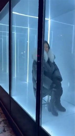 Live Mannequins On Display