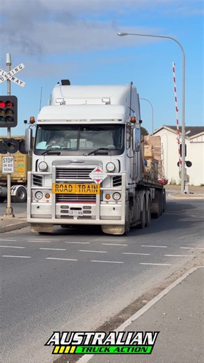 Freightliner Argosy road train taking off. #freightliner #roadtrain | Australian Truck Action