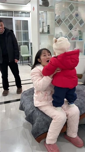 When the mother was teaching her baby to call her "mama", the baby's reaction was too special.