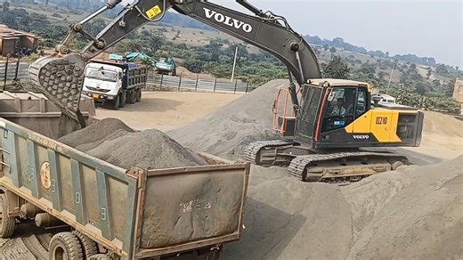 沃尔沃EC210挖掘机工作