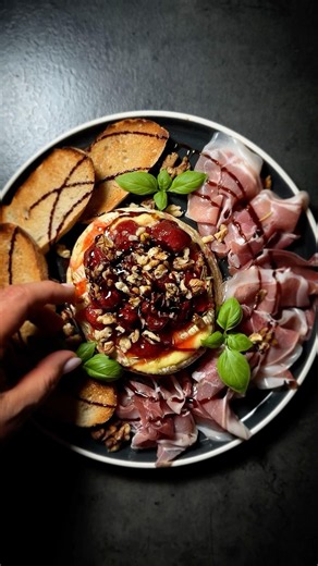 🧀 Gebackener Camembert mit hausgemachter Erdbeermarmelade 🍓