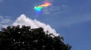 99K views · 5.7K reactions | Un nuvola con i colori dell'arcobaleno fluttua nel cielo sopra la città di Ribeirao Claro in Brasile. Il fenomeno è conosciuto come "nuvola iridescente" e si verifica con la diffrazione dei raggi solari nelle gocce d'acqua e nei cristalli di ghiaccio che formano una nuvola. (Credit: Andre Nassif via Storyful) | Sky tg24 | Facebook
