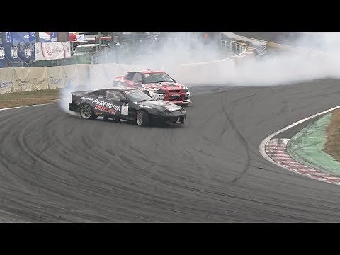 ドリフト世界一 爆音響かせ高速バトル 筑波サーキット