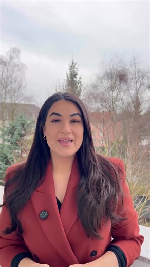 Was bedeutet eigentlich „nach dem Motto“? 🤔 👉 Es beschreibt die Einstellung oder das Prinzip, nach dem jemand denkt oder handelt – oft locker oder ironisch. 📌 Beispiele aus dem Video: ➡️ Er kommt ins Zimmer nach dem Motto: „Ich bin der Chef.“ ➡️ Sie lernt für die Prüfung nach dem Motto: Hauptsache bestehen. 💬 Deine Aufgabe: 👉 Wie sagst du diesen Satz mit „nach dem Motto“? ➡️ Ich kaufe alles, als ob ich viel Geld hätte. ✍️ Schreib deine Antwort in die Kommentare! #deutschlernen #modalpartike