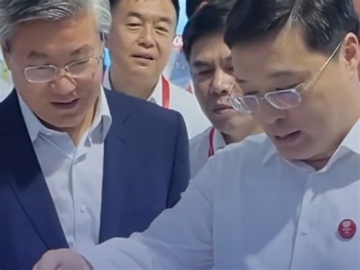“给我爱人买的”第六届消博会广西馆，广西壮族自治区主席韦韬，现场扫码为妻子买壮锦包包