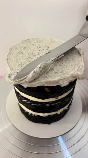 Delicious Oreo Cookies and Cream Cakes for Every Birthday Celebration