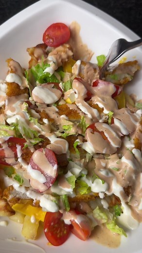 chicken Big Mac loaded fries 🍟 Ingredients (serves two): 3 chicken burgers 300g skin-on fries 3 cheese slices Shredded lettuce Drizzle burger sauce Drizzle of garlic mayo Air fry the fries and chicken for 25 minutes at 185. Add fries to a bowl, top with cheese and microwave for 30 seconds to melt. Add lettuce, then the chopped chicken and sauce. #easyrecipe #cheese #potato #chickenburger #burger