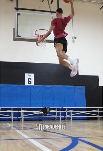 6'10” Alien Basketball Player Achieves Record Dunk