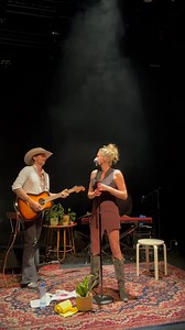 Charlotte Verdick ontdekte haar liefde voor het podium aan het Heilig-Graf in Turnhout. Nadien studeerde ze theater aan het RITCS in Brussel. Nu keert ze terug naar haar roots met de voorstelling ‘𝗠𝘆 𝗗𝗮𝗱𝗱𝘆 𝘁𝗼𝗹𝗱 𝗺𝗲’. De voorstelling van Charlotte zit vol Kempense verhalen en is geïnspireerd door haar vader, die afkomstig was van Merksplas. 'My Daddy told me' wordt gedragen door de unieke muziek van 𝗰𝗼𝗺𝗽𝗼𝗻𝗶𝘀𝘁 𝗙𝗹𝗼𝗿 𝗩𝗮𝗻 𝗠𝗲𝗲𝗻𝘀𝗲𝗹 𝗲𝗻 𝘀𝗼𝗻𝗴𝘀𝗰𝗵𝗿𝗶𝗷𝘃𝗲𝗿 𝗥𝗼