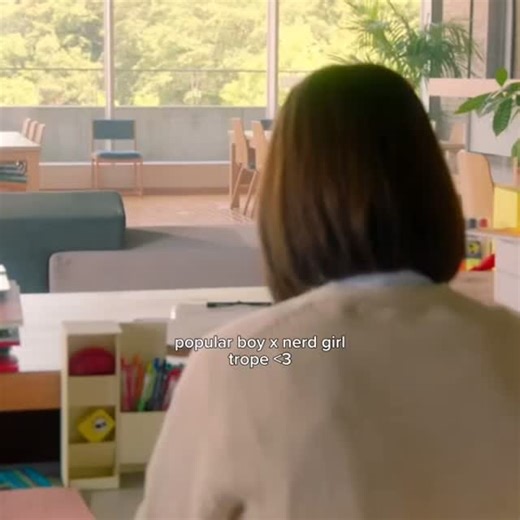 🕷️ on Instagram: ". 日本利用压电瓷砖将脚步转化为电能。这些瓷砖捕捉来自你脚步的动能。当你行走时，你的重量和动作会对瓷砖产生压力。瓷砖会轻微弯曲，从而产生机械应力。瓷砖内部的压电材料将这种应力转化为电能。每一步都会产生少量电荷，而数百万步结合在一起就能产生足够的电力来驱动 LED 灯、数字显示屏和传感器。在像涩谷车站这样繁忙的地方，每天大约有 240 万个脚步为这一系统作出贡献。这些电能可以被储存或立即使用，从而减少对传统电力来源的依赖，并支持可持续的城市基础设施。这种方法将日常运动转化为实用的可再生能源 #日本 #知识 #事实 你知道吗 推荐 科技 创新 历史 技术 实验 热门"