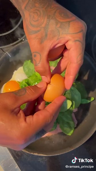 Easy & Healthy Breakfast Wrap 🍳🥓 Stop skipping breakfast & give this simple Yet delicious recipe a try! Turkey bacon Spinach Eggs Tortilla of choice Cheese of choice Salt & pepper One pan! Easy and tastyyyyy! 👉🏽TAG someone who needs to make you this meal!🙌🏽 #healthyrecipes #breakfast #menshealth #fyp