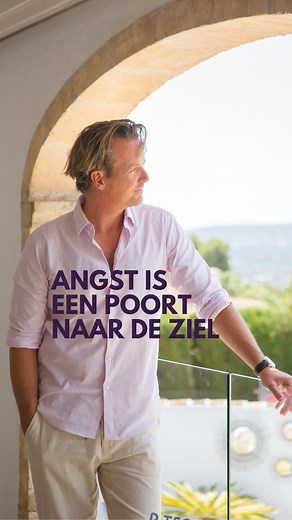Wat is angst eigenlijk? Angst is een poort. Een multidimensionaal voertuig. Een sleutel tot diepere lagen van bewustzijn. Wanneer angst opkomt, voel je het in je lichaam. Het grijpt je bij de keel, trekt samen in je buik, knijpt je hart samen of doet je maag omdraaien. Angst kan je laten bevriezen, je ademhaling ondiep maken, je lichaam verkrampen. En toch... is angst ook een uitnodiging. Want als je angst voelt, betekent het dat je leeft. Dat je lichaam reageert, dat er iets in beweging is. Ang