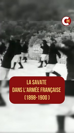 La savate, ou boxe française, est née dans les rues de Paris au début du XIXe siècle avant d’être codifiée comme un véritable art martial. 🥊 À la fin du XIXe siècle, l’armée française intègre cette discipline dans la formation de ses soldats. L’objectif : leur apprendre un combat efficace au corps-à-corps, utilisant aussi bien les poings que les pieds. Entre 1898 et 1900, la savate devient ainsi un outil d’entraînement officiel, destinée à forger des soldats plus complets et plus redoutables. U