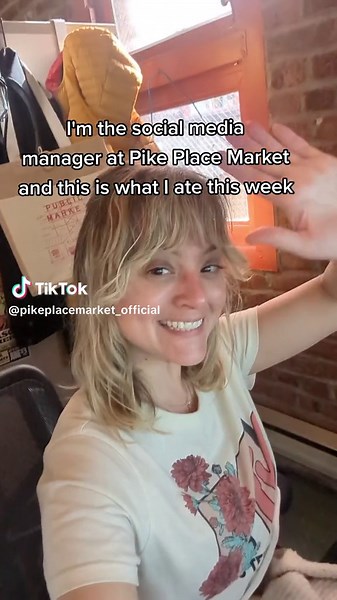 Discover the best lunch spots at Pike Place Market! 😘👌 From spicy salmon poke bowls to classic clam chowder, this is everything I ate this week at Pike Place Market! See restaurant and food details! 👇 #1: Clam Chowder from Island Girl Seafood. (Find on MarketFront Sundeck Fri – Sun) #2: Sausage, egg & cheese sandwich on a jalapeno and cheddar bagel from Bagelbop. (Find in the South end of the Market) #3: Baked potato with pork, cheese and sour cream. Cornbread for dessert. All from Pike’s Pit