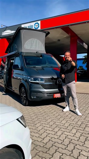 🚐✨ Abenteuer oder Alltag? Mit dem VW T6.1 California geht beides! Unser VW T6.1 California 2.0 TDI Beach aus 2023 steht für Freiheit, Komfort und Fahrspaß – perfekt für spontane Trips oder den nächsten Roadtrip. 👉 Highlights: ✅ 150 PS – effizient & kraftvoll ✅ Erst 18.000 km Laufleistung ✅ LED-Scheinwerfer für beste Sicht ✅ Abstandstempomat für entspanntes Reisen ✅ Standheizung – immer warm unterwegs 🌍 Urlaub beginnt nicht am Ziel, sondern schon auf der Fahrt. Und die Frage bleibt: VW Califor